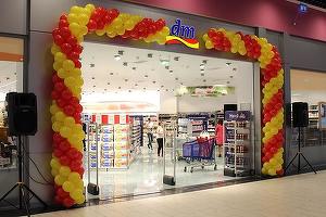Retailerul german dm drogerie markt atinge, la 10 ani de la intrarea în România, cele mai mari afaceri, dar rămâne pe pierderi