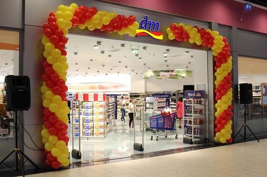 Retailerul german dm drogerie markt atinge, la 10 ani de la intrarea în România, cele mai mari afaceri, dar rămâne pe pierderi