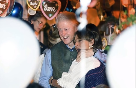 La Oktoberfest au fost consumați în acest an 7,5 milioane de litri de bere. Fostul președinte american Bill Clinton, printre participanți