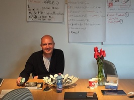 Profit TV - Radu Savopol, 5 to go: Oamenii au adoptat stilul de a merge cu paharul de cafea în mână, pe stradă. Deschizi cu 30 minute mai târziu, ai pierdut. Lansez o platformă e-learning