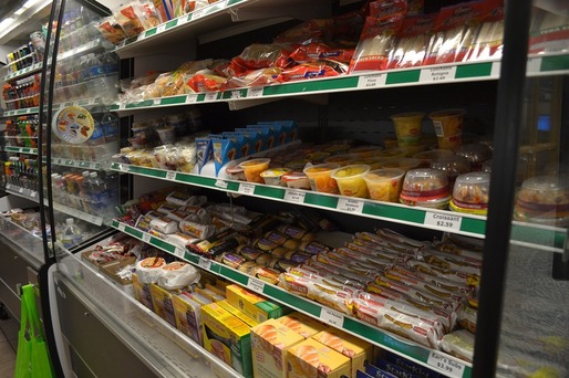 Hypermarketuri și supermarketuri amendate: produse oferite la vânzare cu valabilitate depășită, țări de proveniență false, rugină și sânge