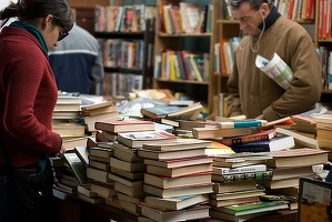 Scrisul cărților în România - o afacere nu prea mare pentru edituri și aproape zero pentru scriitori