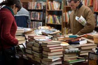 Scrisul cărților în România - o afacere nu prea mare pentru edituri și aproape zero pentru scriitori
