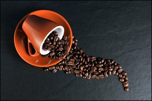 INFOGRAFIC Cea mai mare scădere a prețului cafelei din 2010 încoace. Ce se ascunde în spatele acestei vânzări masive pe piețe