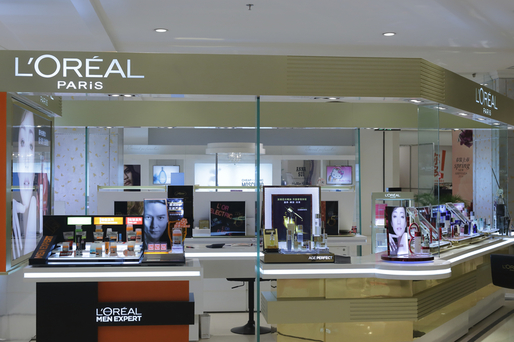 L'Oréal va lansa o linie de cosmetice în colaborare cu firma lui Karl Lagerfeld