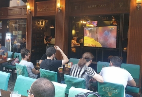 FOTO Fotbaliștii-tineret pleacă acasă, barurile se uită cu regret după ei: golurile de pe teren nu le-au umplut casieria. "Clientul de meci consumă o singură bere pe seară și nu mănâncă nimic."