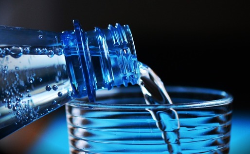 Zeci de mii de litri de ape minerale naturale și băuturi răcoritoare, retrase de la vânzare în București și Ilfov