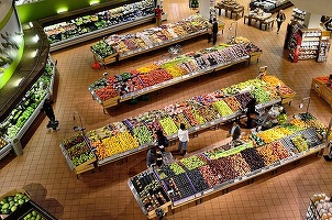 Modificări pentru comercianții de produse de larg consum, agroalimente, carburanți, servicii de telefonie și internet, servicii financiare sau turistice la "dublul standard"