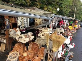 FOTO Jucării notificate ca periculoase și obiecte inscripționate cu nume de branduri renumite, găsite de Protecția Consumatorilor la firmele care vând suveniruri pe Valea Prahovei
