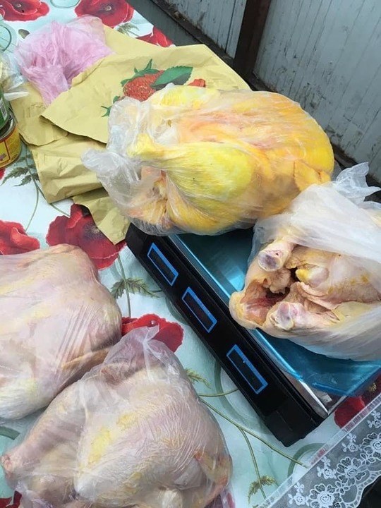 FOTO Carne cumpărată din magazine și vopsită cu galben, pentru a fi vândută ca provenind de la păsări crescute în curte