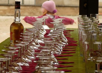 Amenzi uriașe pentru vânzarea sau oferirea de alcool minorilor. Sancțiunea merge până la suspendarea activității comerciantului