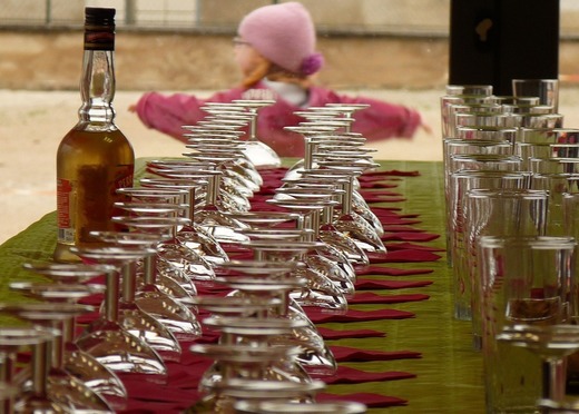 Amenzi uriașe pentru vânzarea sau oferirea de alcool minorilor. Sancțiunea merge până la suspendarea activității comerciantului