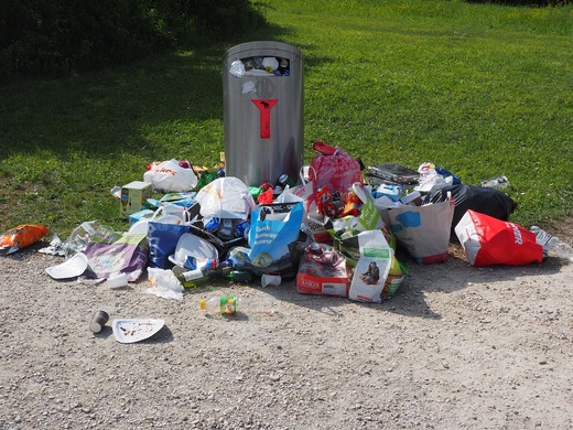 Marea Britanie: Supermarketurile produc mai multe deșeuri din plastic, deși s-au angajat să le reducă