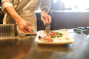 Nou jucător: Doi români lansează un serviciu de food delivery