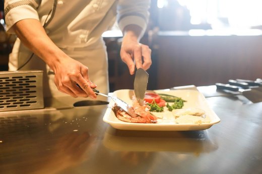 Nou jucător: Doi români lansează un serviciu de food delivery