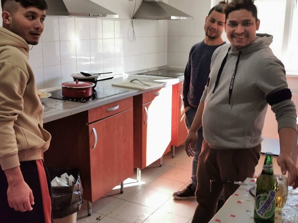 Trei băieți din Nepal, angajați la bucătăria restaurantului tradițional românesc Carul cu Bere, își gătesc în timpul liber în bucătăria complexului Komitat. Și udă totul cu o bere