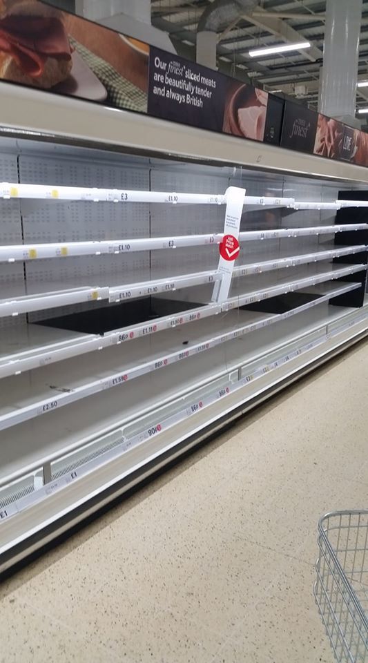 FOTO Cumpărăturile provocate de panică în Marea Britanie se intensifică, în pofida apelurilor la calm