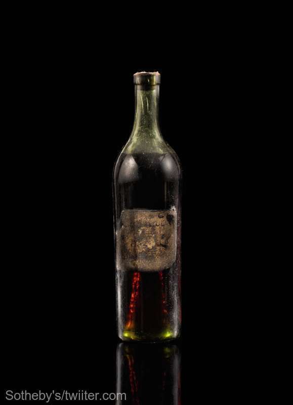 FOTO O sticlă de coniac veche de 258 de ani a fost vândută la licitație cu peste 146.000 de dolari