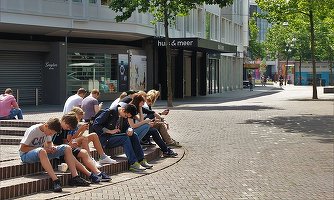 Retailer: Redeschiderea școlilor crește vânzările de laptopuri, tablete și camere web cu 50% 