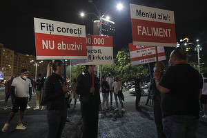 FOTO Protest în Piața Victoriei față de decizia de a fi închise din nou restaurantele și cafenelele din spații interioare în Capitală