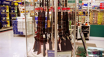Walmart retrage armele și muniția din raioanele magazinelor în SUA, înaintea de alegeri 