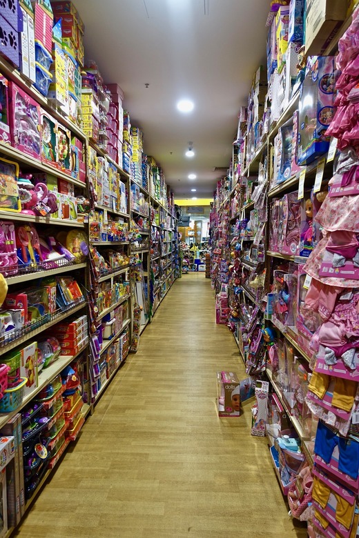 Fără jucării, haine și bijuterii în Franța. Supermarketurile mai pot vinde doar produse „esențiale”