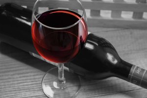 INFOGRAFIC 4 din 10 români consumă vin cel puțin o dată pe săptămână. Cramele din Moldova au cea mai mare notorietate 