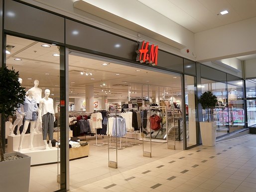 Vânzările H&M în România continuă să scadă. Aproape 1.800 de magazine închise global