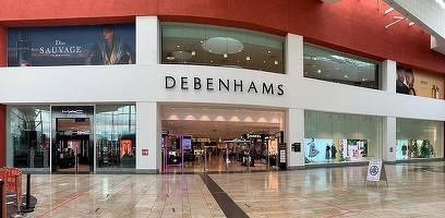 Sfârșitul istoriei, grăbit de pandemie. Gigantul britanic Debenhams și-a închis astăzi ultimul magazin și rămâne cu brandul doar în online. Peste 12.000 de angajați au fost concediați. Impact în România