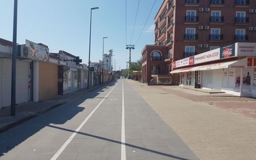 VIDEO Prima TV: Continuă "războiul salamului" în Mamaia. Micii comercianți contra Primăriei și marilor magazine