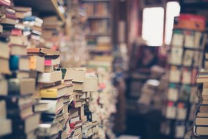 Concurența declanșează o investigație pe piața furnizării de carte. Inspecții inopinate la sediile unor edituri și librării. Suspiciuni de refuz coordonat de a vinde către un anumit client și/sau posibil concurent, cu intenția de a-l elimina din piață