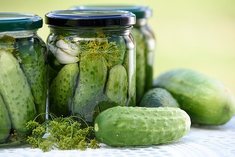 În plin sezon al murăturilor, ANPC descoperă în România oțet falsificat. Produsul, retras din Penny, Carrefour, Kaufland, Auchan și Cora