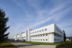 Producătorul italian de haine de lux Moncler extinde fabrica din România și anunță angajări