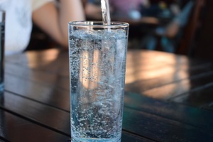 ULTIMA ORĂ Guvernul majorează prețul apei minerale vândute îmbuteliatorilor, dar susține că nu va crește prețul la raft