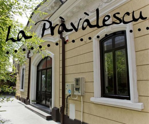 FOTO La Prăvălescu, un business din centrul Bucureștiului, dispare brusc după 6 ani cu un mesaj: Încercați să intrați în prăvălii mici, în care s-a pus suflet. Fără voi, dispar și nu mai rămân decât giganțiii industriei alimentare!