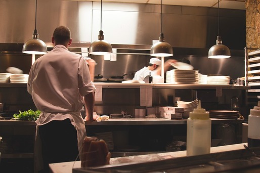 Criză de personal în HORECA: Bucătarii sunt angajați cu primă de instalare. „Oferim primă de relocare sau cazare! Tu alegi!”