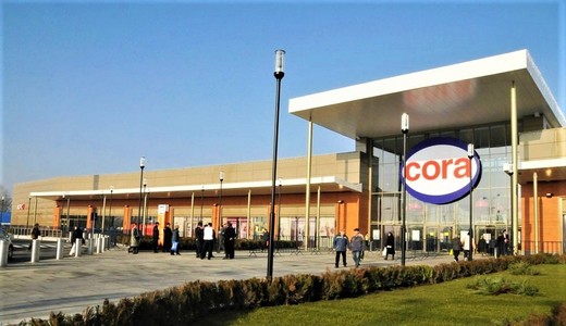 Supernova investește până la 40 de milioane de euro în modernizarea centrelor comerciale cora preluate, care vor fi redenumite. cora reduce suprafața magazinelor, spațiile libere din aceste centre vor fi preluate de austrieci