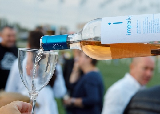 Vinul zilei: Un roze liniștit din struguri Syrah de la Crama Rasova
