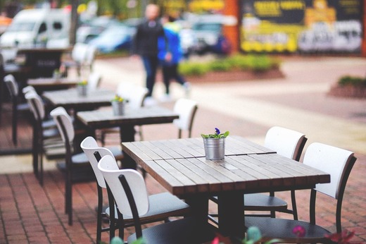 Românii - mult mai rezervați să comande mâncare gătită sau să iasă la restaurant, bar și cafenea