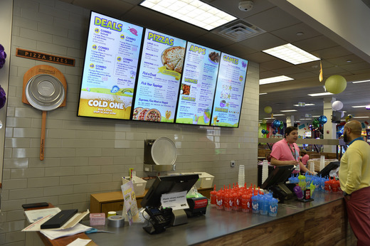 EXCLUSIV FOTO Celebrul lanț american de restaurante Chuck E. Cheese a pus România în stand by