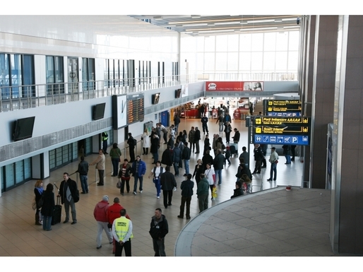 Compania Națională Aeroporturi București organizează licitații pentru închirierea, pe termen scurt, a spațiilor comerciale din Aeroportul Henri Coandă. Care sunt sumele de la care pleacă licitația
