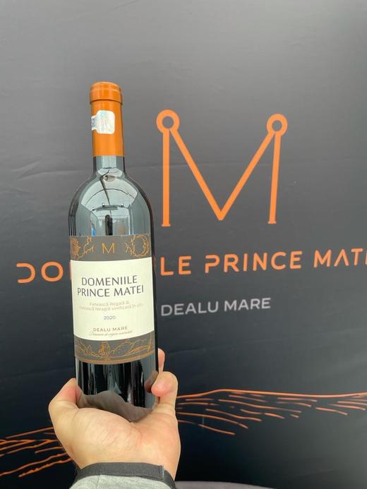 Vinul zilei: un vin roșu cu arome de vișine, fructe de pădure, cacao, ierburi și o interesantă tușă de bacon afumat