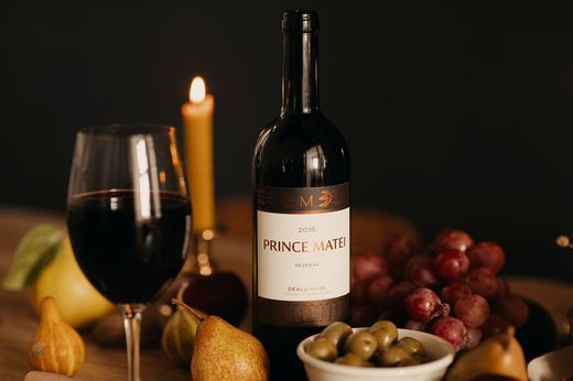 Vinul zilei: "unul dintre seniorii marilor vinuri românești", un Merlot cu arome de fructe de pădure, vișine, prune și afine specifice soiului și ceva nuanțe vanilate și condimentate, rezultatul maturării în baric