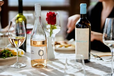 Vinul zilei: un roze elegant și savuros, cu note de căpșuni și caise albe, însoțite de o aciditate naturală, specifică strugurilor Pinot Noir