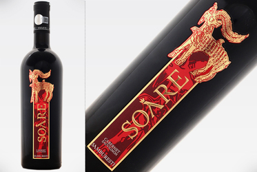 Vinul zilei: un Cabernet Sauvignon intens, complex și bine structurat, elegant din punct de vedere aromatic, cu note de fructe negre, zmeură, vanilie, ciocolată, condimente fine și note discrete de piele