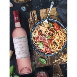 Vinul zilei: Doppio Passo Primitivo Rosato - Un Primitivo jovial și echilibrat, cotat cu 96 puncte Luca Maroni, un "asamblaj folcloric" al gemurilor de fructe roșii, cu note dulcege, ușor condimentate, la care se adaugă subtile note florale