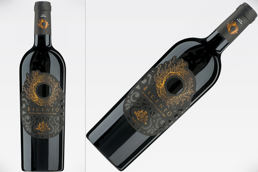 Vinul zilei: un roșu obținut din Aglianico, soiul adus în Italia de către greci. Cotat cu 98 puncte Luca Maroni, vinul dezvăluie arome incitante de prune, mure, afine, cireșe și note picante de piper alb, vanilie și lemn dulce