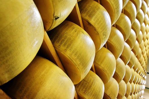 Producătorii celebrului parmigiano reggiano cipează roțile de brânză