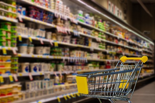 Consiliul Concurenței: Prețurile medii ale alimentelor de bază vizate de ordonanța de plafonare a adaosurilor comerciale au scăzut cu până la 49% în marile lanțuri de magazine