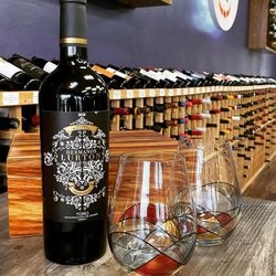 Vinul zilei: un Tempranillo cald și îmbietor care etalează note olfactive de vanilie și fructe negre, iar pe palat dezvăluie arome de prune coapte, mure suculente și nuanțe de vanilie și caramel